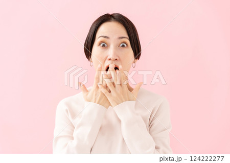女性　ビューティー　驚く 124222277
