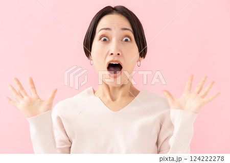 女性　ビューティー　驚く 124222278