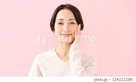 頬を触る女性 ビューティー 潤い 頬を触る女性 ビューティー 潤い 124222286