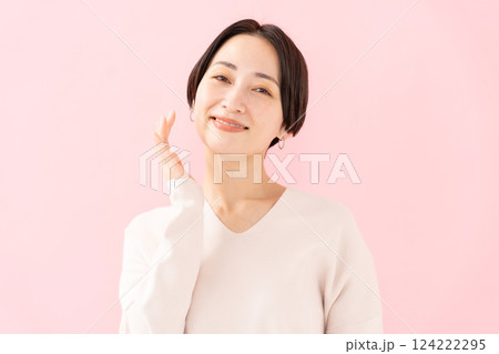 頬を触る女性 ビューティー 潤い 頬を触る女性 ビューティー 潤い 124222295