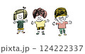 笑顔で手をつなぐ子供たち 124222337