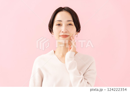 頬を触る女性 ビューティー 潤い 頬を触る女性 ビューティー 潤い 124222354