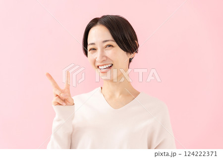 女性　笑顔　ビューティー　ピース 124222371