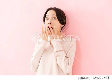 女性　驚く　びっくり 124222381