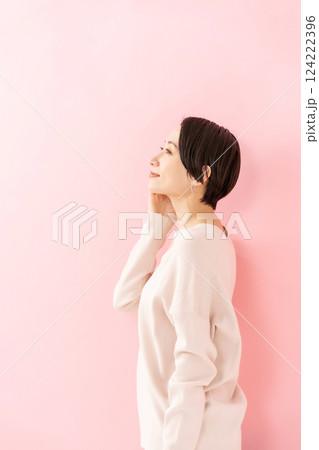 頬を触る女性　ビューティー　横顔 124222396