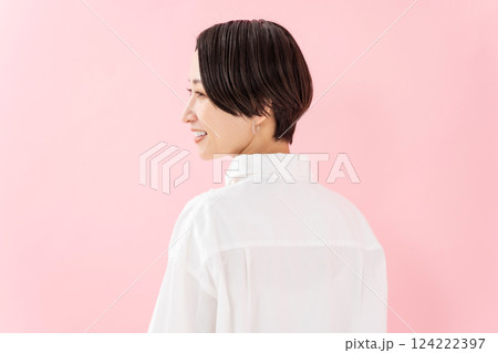 女性　振り向き 124222397