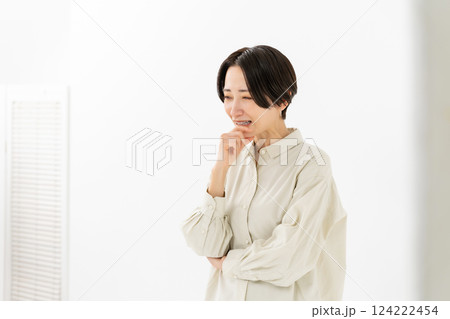 女性　トラブル 124222454