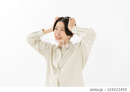 女性　トラブル 124222458