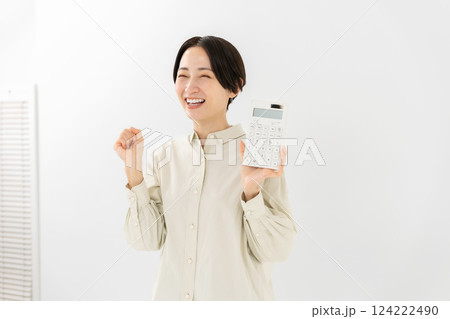 計算機を持つ女性 笑顔 計算機を持つ女性 笑顔 124222490