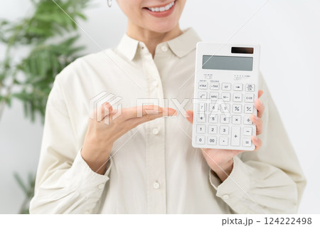 計算機を持つ女性　笑顔　手元 124222498