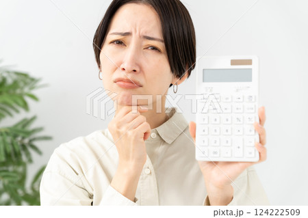 計算機を持つ女性　困る 124222509