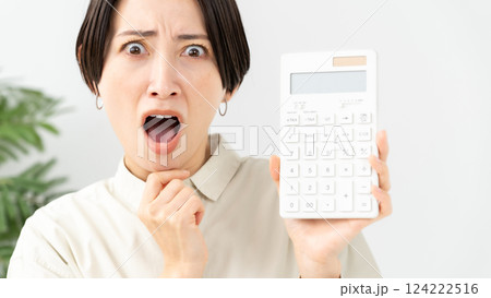 計算機を持つ女性　困る 124222516