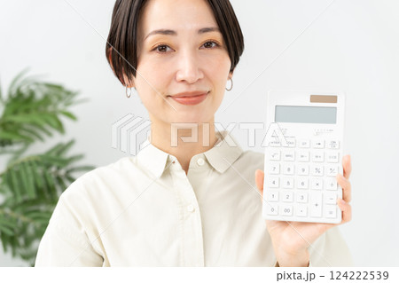 計算機を持つ女性 笑顔 計算機を持つ女性 笑顔 124222539