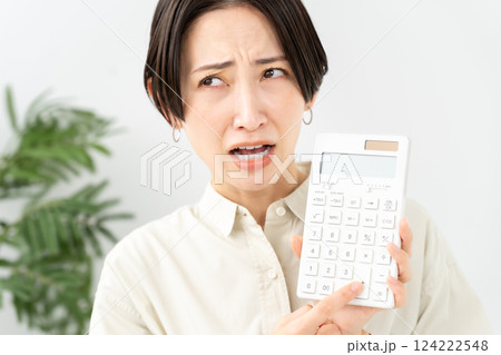 計算機を持つ女性　困る 124222548