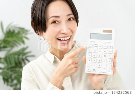 計算機をもつ女性 笑顔 計算機をもつ女性 笑顔 124222568