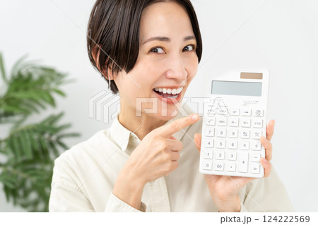 計算機をもつ女性　笑顔 124222569