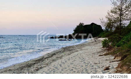 沖縄県伊是名島　東海岸の朝の風景 124222686