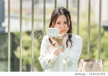 化粧直し・メイク直しをする女性（ファンデーション,肌荒れ,ニキビ,吹き出物,ハリ,乾燥） 124222701
