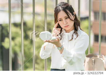 化粧直し・メイク直しをする女性(目尻,目元,シワ,皺,アンチエイジング) 化粧直し・メイク直しをする女性(目尻,目元,シワ,皺,アンチエイジング) 124222704