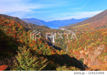 【栃木県】晴天の華厳の滝の紅葉（日光） 124222806
