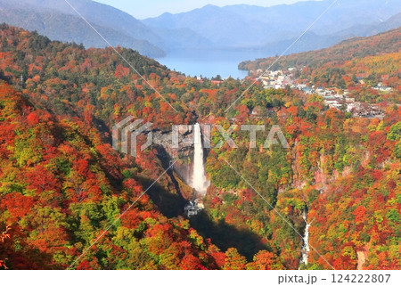 【栃木県】晴天の華厳の滝の紅葉（日光） 124222807