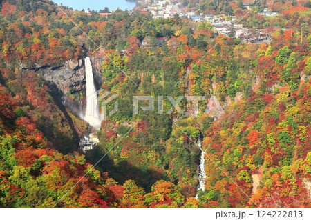 【栃木県】晴天の華厳の滝の紅葉（日光） 124222813
