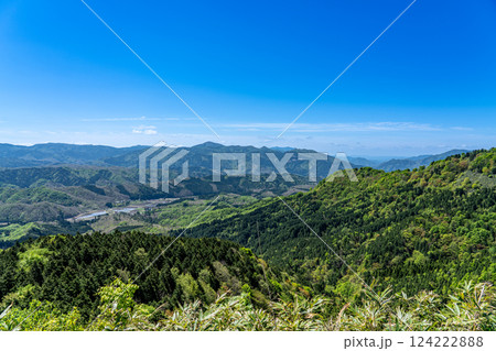 初夏の高清水トレイルから望む中国山地の山並み4 岡山県苫田郡鏡野町 初夏の高清水トレイルから望む中国山地の山並み4 岡山県苫田郡鏡野町 124222888