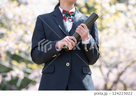 卒業証書を持った女子生徒 124223022
