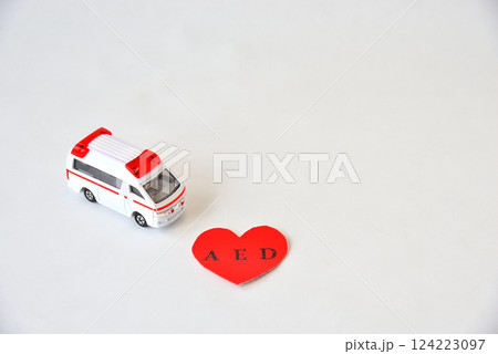AED ハート 救急車 イメージ 124223097