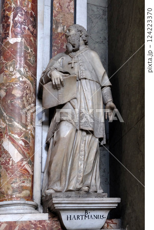 Blessed Hartmann of Brixenstatue on the altar in the Cathedral of Santa Maria Assunta and San Cassiano in Bressanone, Italy 124223370