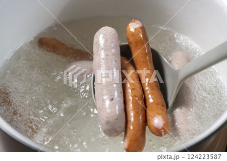 美味しい茹で上げソーセージ 124223587