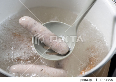 美味しい茹で上げソーセージ 124223590