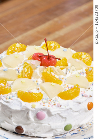 かわいい誕生日のケーキ 124223709