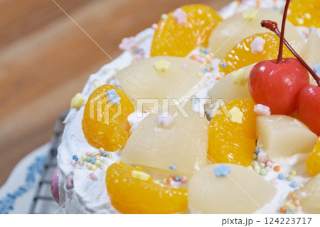 手作りで作る誕生日ケーキのイメージ 手作りで作る誕生日ケーキのイメージ 124223717