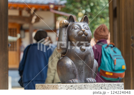 豪徳寺招福殿・参詣者を招く招福猫児(まねきねこ) 豪徳寺招福殿・参詣者を招く招福猫児(まねきねこ) 124224048