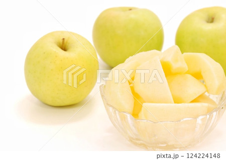 黄色いリンゴ カット デザート トキ 青森県産 明るい背景 黄色いリンゴ カット デザート トキ 青森県産 明るい背景 124224148