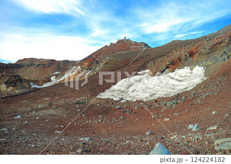 晴天の富士山の山頂（剣ヶ峰） 124224182
