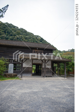ローカル鉄道の嘉例川駅の風景 124224353