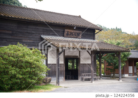 レトロな嘉例川駅の風景 124224356