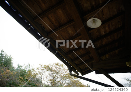 木造駅舎の電球のイメージ風景 木造駅舎の電球のイメージ風景 124224360