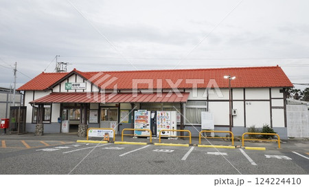 JR両毛線の岩宿駅駅舎 124224410