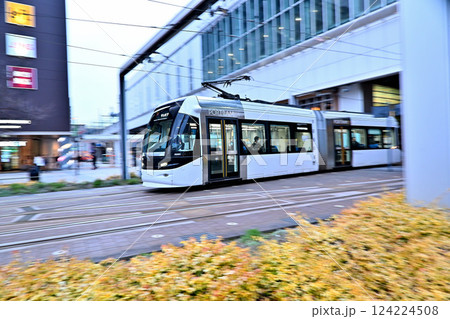 富山駅前を走る路面電車 ポートラム 富山駅前を走る路面電車 ポートラム 124224508