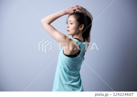 スポーツウエアの若い女性 124224687