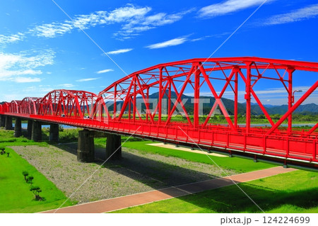 【高知県】晴天の四万十川橋(赤鉄橋) 124224699