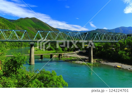 【高知県】晴天の第一三島沈下橋と鉄道橋(四万十川) 【高知県】晴天の第一三島沈下橋と鉄道橋(四万十川) 124224701