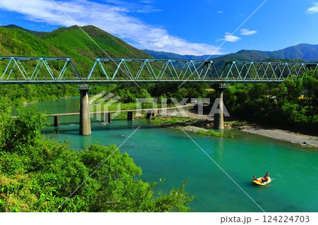 【高知県】晴天の第一三島沈下橋と鉄道橋（四万十川） 124224703