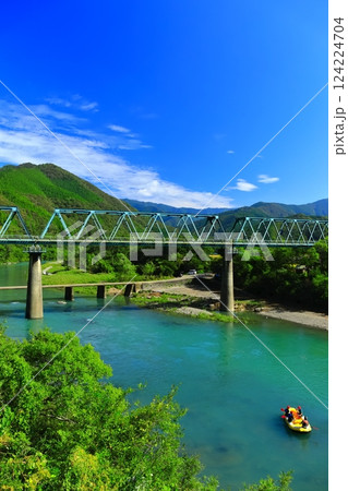 【高知県】晴天の第一三島沈下橋と鉄道橋（四万十川） 124224704