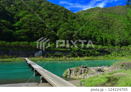 【高知県】晴天の長生沈下橋（四万十川） 124224705