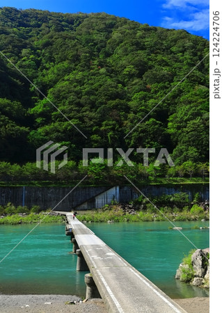 【高知県】晴天の長生沈下橋（四万十川） 124224706