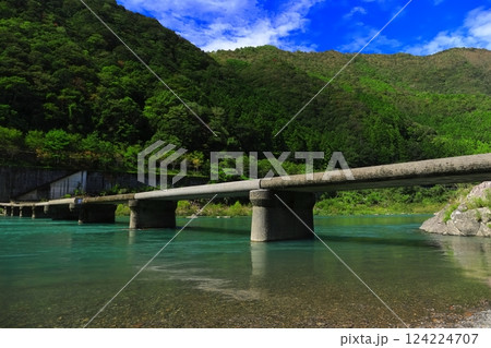 【高知県】晴天の長生沈下橋(四万十川) 【高知県】晴天の長生沈下橋(四万十川) 124224707